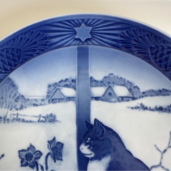 Royal Copenhagen 1970 Annual Plate Christmas Rose and Cat Denmark Blue White - Picture 6 of 13